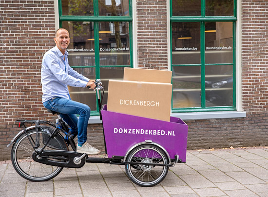Bakfiets met pakketten van Donzendekbed.nl